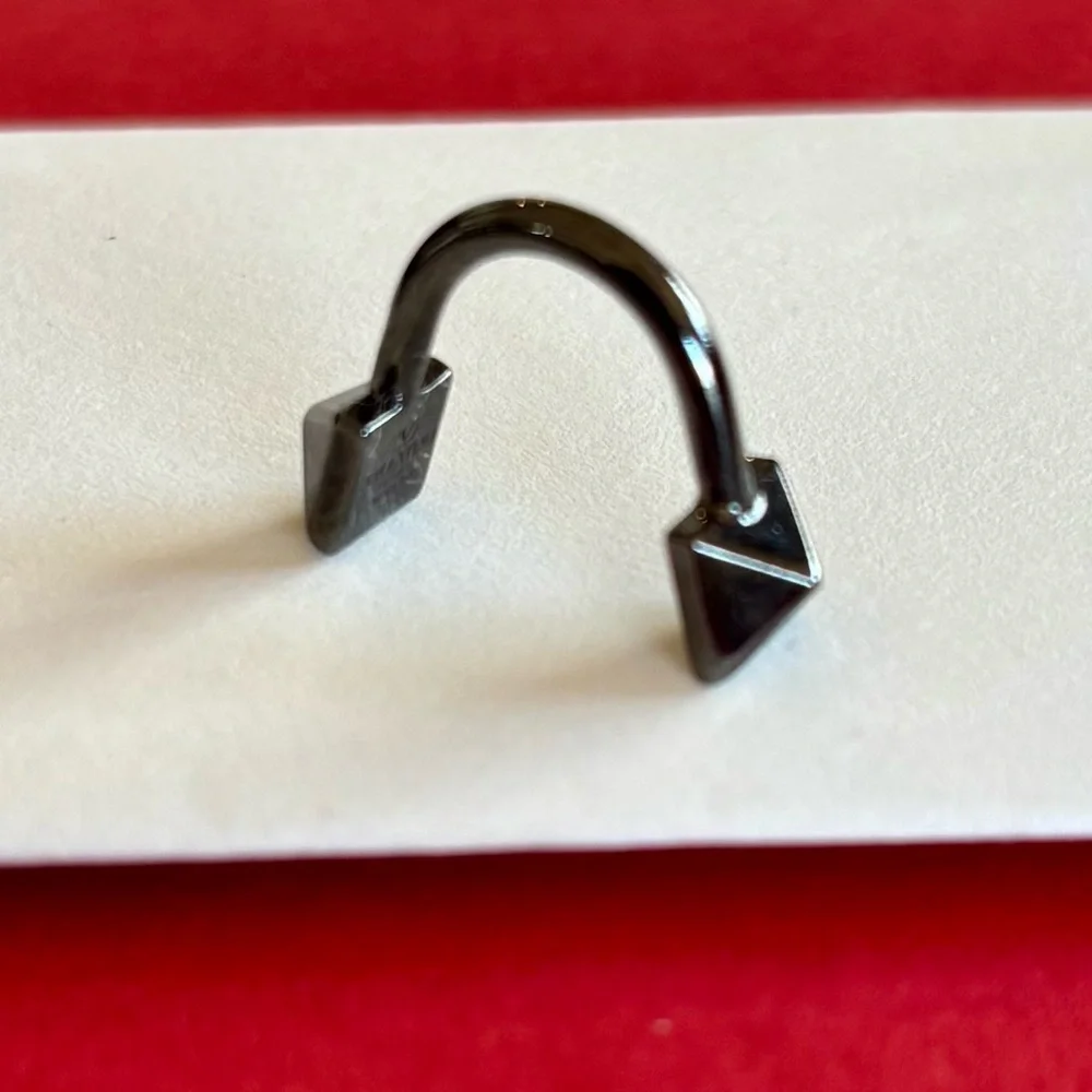 VALENTINO Unique Gunmetal Elegant Jewelry Piece - Picture 3 of 16